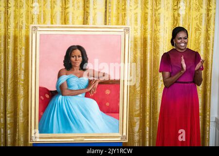 Washington, DC, USA. 7. September 2022. Die ehemalige First Lady Michelle Obama während einer Zeremonie zur Enthüllung ihres offiziellen Porträts des Weißen Hauses in Washington, DC, USA, am Mittwoch, den 7. September, 2022. Die Porträts von Barack Obama und Michelle Obama, die von der White House Historical Association erworben und in Auftrag gegeben wurden, wurden von Robert McCurdy bzw. Sharon Sprung gemalt. Quelle: Al Drago/Pool via CNP/dpa/Alamy Live News Stockfoto