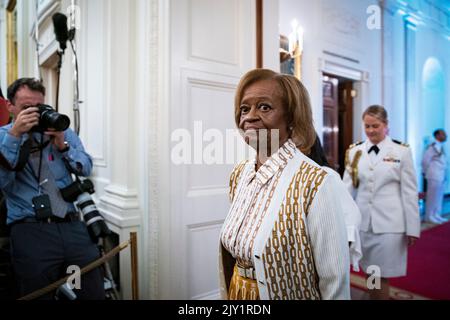 Washington, DC, USA. 7. September 2022. Marian Robinson, Michelle Obamas Mutter, kommt vor den offiziellen Porträts des ehemaligen US-Präsidenten Barack Obama und der ehemaligen First Lady Michelle Obama im Weißen Haus, die am Mittwoch, dem 7. September, in Washington, DC, USA, enthüllt werden. 2022. Die Porträts von Barack Obama und Michelle Obama, die von der White House Historical Association erworben und in Auftrag gegeben wurden, wurden von Robert McCurdy bzw. Sharon Sprung gemalt. Quelle: Al Drago/Pool via CNP/dpa/Alamy Live News Stockfoto