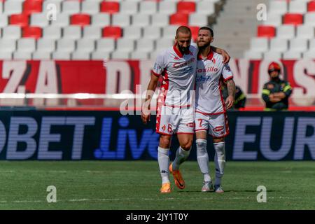 San Nicola Stadium, Bari, Italien, 03. September 2022, Valerio Di Cesare (SSC Bari) und Mirco Antenucci (SSC Bari) während des SSC Bari gegen SPAL - italienische s Stockfoto