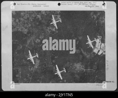 In Einer Mission von Stützpunkten in Indien montiert, Boeing B-29S von Brig. Das Bomberkommando von Gen Roger M. Ramey aus dem Jahr 20. schlug den Bereich der Werkstatt des Marinestützpunktes Singapur ein. Hier sind vier Superfestungen zu sehen, die über Einen Teil des wichtigen japanischen Strons fliegen Stockfoto