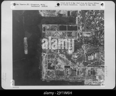Eines der erstaunlichsten Beispiele für präzise, hochpräzise Bombardierungen, die jemals aufgezeichnet wurden, wurde am 1. Februar 1945 durchgeführt, als Boeing B-29 „Superfortresses“ des Bomberkommandos von 20. das schwimmende Trockendock in Singapur auf der malaiischen Halbinsel Angriff. Stockfoto