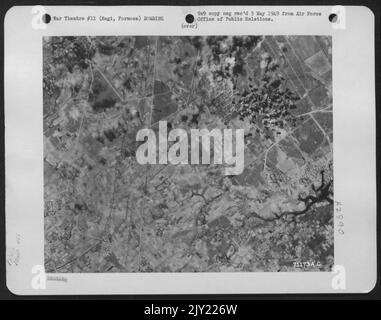 Bombenabwürfe von Boeing B-29 Superfortresses der 468Th Bomb Group, 20. Bomber Command, Plaster the Japaneseanese Airdrome at Kagi on the Island of Formosa, während Eines RAID am 14. Januar 1945. Stockfoto