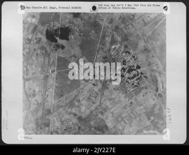 Bombenabwürfe von Boeing B-29 Superfortresses der 468Th Bomb Group, 20. Bomber Command, Plaster the Japaneseanese Airdrome at Kagi on the Island of Formosa, während Eines RAID am 14. Januar 1945. Stockfoto