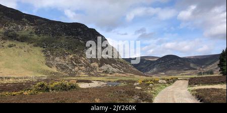 Ein abgeschnittener Sporn in Glen Mark, Angus, Schottland. Das Wasser von Mark fließt hier, bevor es mit dem Wasser von Lee in den Fluss North Esk in Glen Esk mündet. Stockfoto