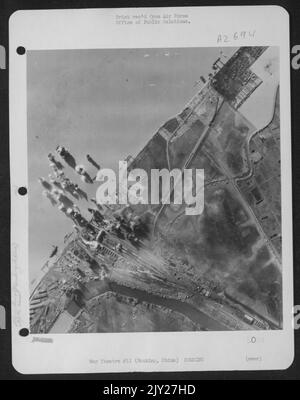 Bomben, die von der Boeing B-29 'Superfortresses'' des Generalmajors Curtis E. Lemays Bomber Command Burst on Shipping aus dem Jahr 20. und dem Eisenbahnterminal Tientsin-Pukow am Ostufer des Yangtze-Flusses gegenüber der Stadt Nangking, China, abgeworfen wurden. Stockfoto