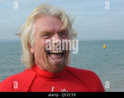 15/09/2013 VIRGIN BOSS RICHARD BRANSON SETZT SICH VON HAYLING , HANTS AUF DEM KITE-SURFING ARMADA REKORDVERSUCH. PIC MIKE WALKER,2013 MIKE WALKER BILDER Stockfoto