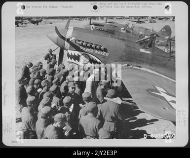 Chinesische Flugzeugbeobachter Werden Geschult, Amerikanische Flugzeuge Zu Erkennen. Hier studieren sie die Eigenschaften Eines Curtiss P-40 'Warhawk' auf Einem Luftwaffenstützpunkt 14. in China. Stockfoto