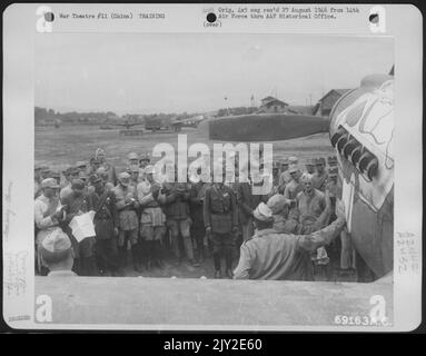 Hauptquartier, vierzehnte Luftwaffe, China -- die chinesischen Armeeoffiziere, die die chinesische Generalstabsschule besuchen, befinden sich auf Einem Luftwaffenstützpunkt 14. irgendwo in China, wo sie die Koordinierungsmethoden der Luft- und Bodentruppen erlernen. Dozent mit Back to Camera ist Pilot Stockfoto