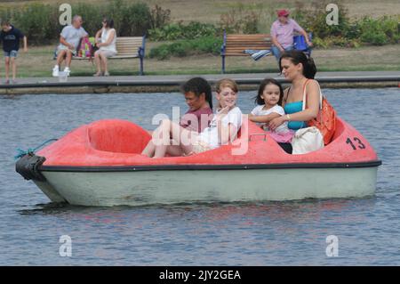 SPASS AUF DEN BOOTEN AM KANUSEE, SOUTHSEA, HANTS. BILDER VON MIKE WALKER, MIKE WALKER, 2013 Stockfoto