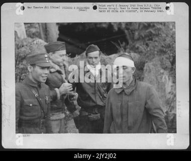 Japanischer Kriegsgefangener Wird Verhört. Von links nach rechts, chinesischer Stationsmeister, Oberst Merian C. Cooper, Stabschef von Brig. Gen Claire L. Chennault, Kommandant General der China Air Task Force, United States Army Air Force, ein amerikanischer Pilot Stockfoto