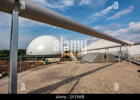 Biogasanlage, Gasspeicher, mit Kuppel, Fermenter Tanks für den Fermentationsprozess, Nutzung von Festmist als Energiequelle, auf einem Bauernhof in der Nähe von Lippling, Clo Stockfoto