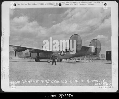 Chinesische Coolies komplettieren die Start-und Landebahn auf der Kunming Army Air Base, China, so dass Bomber, wie die hier gezeigte konsolidierte B-24, zu Blast Japaneseanese Military Installationen abheben können. 1340Th Aaf Base Unit, 2. März 1945. Stockfoto