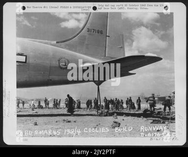 Chinesische Coolies komplettieren die Landebahn auf dem Militärflugplatz Kunming, China, so dass Bomber, wie die hier gezeigte Douglas C-54, die Aaf gut versorgen können. 1340Th Aaf Base Unit, 2. März 1945. Stockfoto