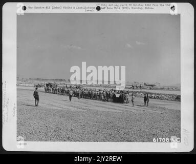 Chinesische Coolies schließen Start auf dem Militärflugplatz Kunming, China (1340Th Aaf Base Unit, 8. März 1945.) Stockfoto