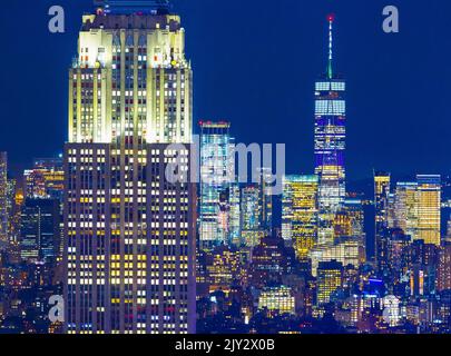 Eine Nachtansicht von New York City mit dem Empire State Building (links) und dem One World Trade Center, von Midtown aus gesehen, mit Blick auf Lower Manhattan, New York, USA Stockfoto