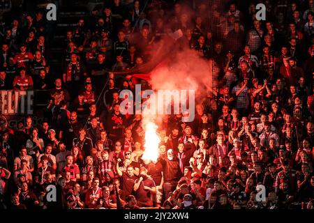 Brügge, Belgien. 07. September 2022. Die Fans von Leverkusen während eines Fußballspiels zwischen dem belgischen Club Brugge KV und dem deutschen Bayer 04 Leverkusen, Mittwoch, 07. September 2022, am Eröffnungstag der Gruppenphase des UEFA Champions League-Turniers in Brügge. BELGA FOTO BRUNO FAHY Quelle: Belga Nachrichtenagentur/Alamy Live News Stockfoto