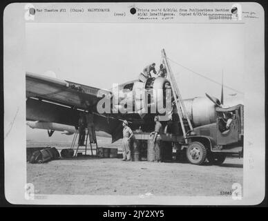 Bodenbesatzung, die an einer Boeing B-29 in China arbeitet. Stockfoto