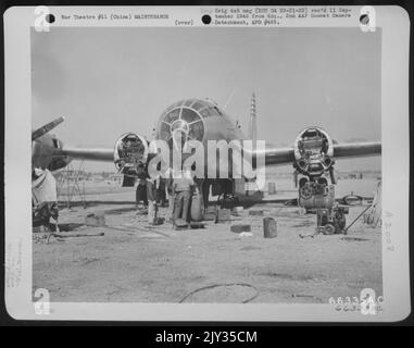 Mechaniker an Der A-1, die an Einer Boeing B-29 Superfortress „Katie“ (A/C Nr. 298) arbeitete, die sich entlang der Start- und Landebahn in einen Graben gerochen hat, als Ein Reifen bei der Landung ausbrannte. China. Stockfoto