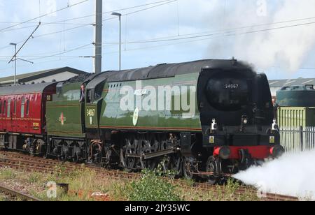 Schlacht an der britischen Dampflokomotive 34067 Tangmere mit Unterstützung des Reisebusses auf dem Luxuszug Northern Belle in Carnforth am 7.. September 2022. Stockfoto