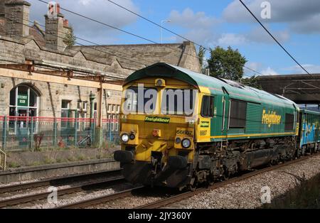 Freightliner Schwerlaststrecke der Klasse 66, Hausnummer 66607, schleppt am 7.. September 2022 einen Güterzug entlang der West Coast Main Line durch Carnforth. Stockfoto