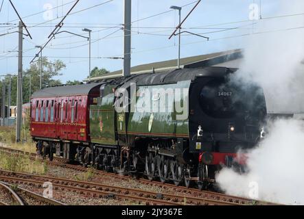 Schlacht an der britischen Dampflokomotive 34067 Tangmere mit Unterstützung des Reisebusses auf dem Luxuszug Northern Belle in Carnforth am 7.. September 2022. Stockfoto