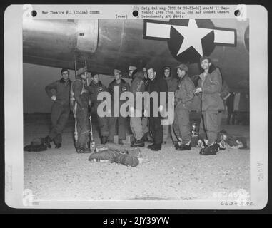 Zurück auf dem Boden fällt es dieser Crew einer Boeing B-29 „Superfortress“ unter der Leitung von Kapitän Linebaugh, Pilot, schwer, sich für Ein Gruppenbild zu entscheiden. China. Stockfoto