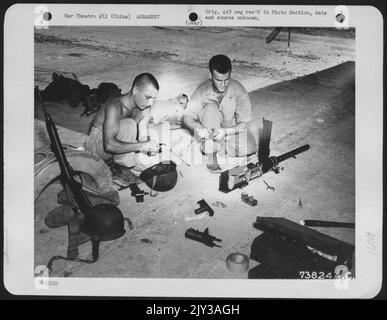 Waffler arbeiten an Einer Waffe, bevor sie sie in Einer Boeing B-29 „Superfortress“ auf einem Luftwaffenstützpunkt in China installiert. Stockfoto