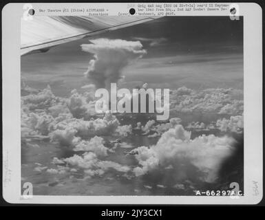 Gründung der Boeing B-29 'Superfortresses'' des XX Bomberkommandos irgendwo über China, auf dem Weg zu Bombenfeindungsanlagen in Rangun, Burma, am 3. November 1944. 468Th Bomb Group. Stockfoto