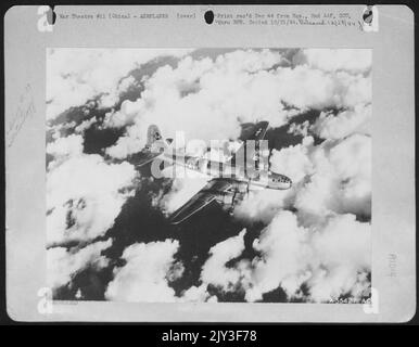 Die Boeing B-29 Superfestungen des Bomber Command von 20. fliegen über die Himalayan Mountain Range in einem Gebiet, das heute allgemein als „The Hump“ bezeichnet wird. Das Foto wurde auf dem Weg zum Ziel Japanisch aufgenommen, 11/21/44. Auf diesem Foto verdunkeln Wolkenformationen Stockfoto