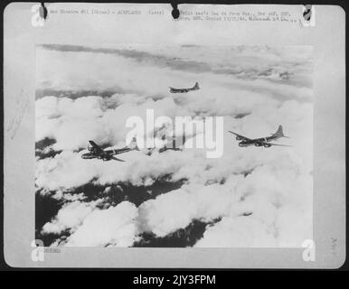 Boeing B-29 Superfestungen des Bomberkommandos von 20. fliegen über die Himalayan Mountain Range in einem Gebiet, das heute allgemein als „der Hump“ bezeichnet wird. Das Foto wurde auf dem Weg zum Ziel Japanisch aufgenommen, 11/21/44. 444. Bomb Group Stockfoto