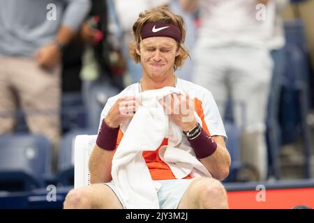 New York, USA. 07. September 2022. SAndrey Rublev weinte während des Viertelfinales der US Open Championships gegen Frances Tiafoe aus den USA im USTA Billie Jean King National Tennis Center in New York. 7. September 2022. Tiafoe gewann in geraden Sätzen und zog zum ersten Mal in seiner Karriere ins Halbfinale. Es ist auch das erste Mal seit 2006, dass ein amerikanischer Tennisspieler das Halbfinale bei den US Open erreichte, wie Andy Roddick es tat. (Foto von Lev Radin/Sipa USA) Quelle: SIPA USA/Alamy Live News Stockfoto