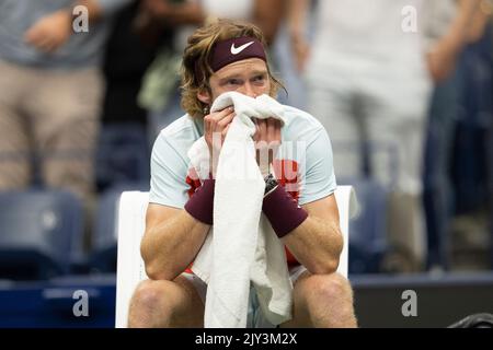 New York, USA. 07. September 2022. Andrey Rublev weinte während des Viertelfinales der US Open Championships gegen Frances Tiafoe aus den USA im USTA Billie Jean King National Tennis Center in New York. 7. September 2022. Tiafoe gewann in geraden Sätzen und zog zum ersten Mal in seiner Karriere ins Halbfinale. Es ist auch das erste Mal seit 2006, dass ein amerikanischer Tennisspieler das Halbfinale bei den US Open erreichte, wie Andy Roddick es tat. (Foto von Lev Radin/Sipa USA) Quelle: SIPA USA/Alamy Live News Stockfoto