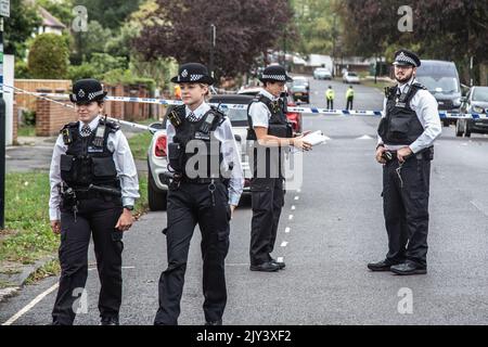 London, Großbritannien. 07. September 2022. Polizeibeamte stehen am Tatort in Kirkstall Gardens auf Wache. Chris Kaba, 24, wurde von einer bewaffneten Met Police Einheit nach einer Verfolgungsjagd in Streatham, Süd-London, getötet. Eine Untersuchung durch das unabhängige Büro für Polizeiverhalten ergab, dass er nicht bewaffnet war. (Foto: Thabo Jaiyesimi/SOPA Images/Sipa USA) Quelle: SIPA USA/Alamy Live News Stockfoto