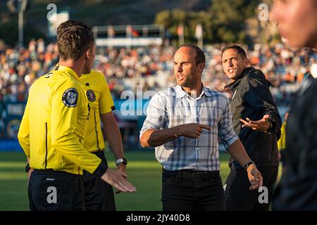 Der loyale Manager Landon Donovan aus San Diego argumentiert mit dem Beamten über einen umstrittenen Anruf Stockfoto