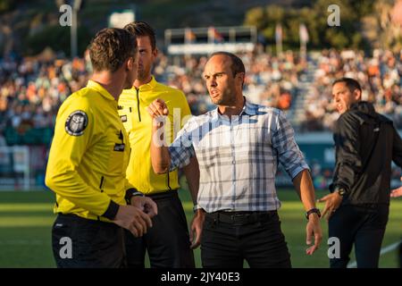 Der loyale Manager Landon Donovan aus San Diego argumentiert mit dem Beamten über einen umstrittenen Anruf Stockfoto