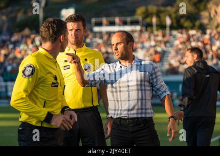 Der loyale Manager Landon Donovan aus San Diego argumentiert mit dem Beamten über einen umstrittenen Anruf Stockfoto
