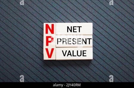 Zwischenablage mit weißem leeren Papier Text NPV - Net Present Value , Tastatur-Rechner und Diagramm, Draufsicht. Business Stockfoto