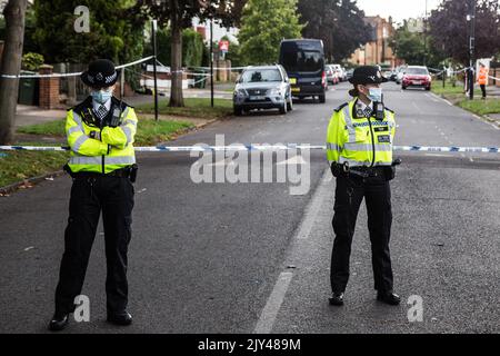 London, Großbritannien. 7. September 2022. Polizeibeamte stehen am Tatort in Kirkstall Gardens auf Wache. Chris Kaba, 24, wurde von einer bewaffneten Met Police Einheit nach einer Verfolgungsjagd in Streatham, Süd-London, getötet. Eine Untersuchung durch das unabhängige Büro für Polizeiverhalten ergab, dass er nicht bewaffnet war. (Bild: © Thabo Jaiyesimi/SOPA Images via ZUMA Press Wire) Stockfoto