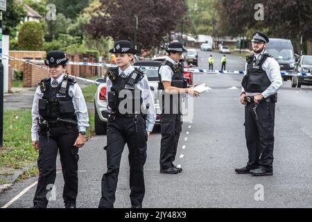 London, Großbritannien. 7. September 2022. Polizeibeamte stehen am Tatort in Kirkstall Gardens auf Wache. Chris Kaba, 24, wurde von einer bewaffneten Met Police Einheit nach einer Verfolgungsjagd in Streatham, Süd-London, getötet. Eine Untersuchung durch das unabhängige Büro für Polizeiverhalten ergab, dass er nicht bewaffnet war. (Bild: © Thabo Jaiyesimi/SOPA Images via ZUMA Press Wire) Stockfoto