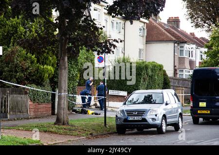 London, Großbritannien. 7. September 2022. Forensik-Offizier am Tatort in Kirkstall Gardens gesehen. Chris Kaba, 24, wurde von einer bewaffneten Met Police Einheit nach einer Verfolgungsjagd in Streatham, Süd-London, getötet. Eine Untersuchung durch das unabhängige Büro für Polizeiverhalten ergab, dass er nicht bewaffnet war. (Bild: © Thabo Jaiyesimi/SOPA Images via ZUMA Press Wire) Stockfoto