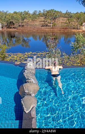 Frau im unendlichen Pool der Cobbold Gorge Stockfoto