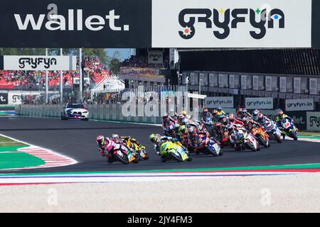 Misano Adriatico, Italien. 04. September 2022. Moto2 Starting during Gran Premio di San Marino e della Riviera di Rimini Race Moto2 - Moto3, MotoGP World Championship in Misano Adriatico, Italy, September 04 2022 Credit: Independent Photo Agency/Alamy Live News Stockfoto