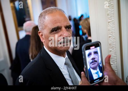 Washington, DC, USA. 7. September 2022. Eric Holder, ehemaliger Generalanwalt der Vereinigten Staaten, nach einer Zeremonie mit dem ehemaligen US-Präsidenten Barack Obama und der ehemaligen First Lady Michelle Obama zur Enthüllung ihrer offiziellen Porträts des Weißen Hauses in Washington, DC, USA, am Mittwoch, dem 7. September, 2022. Die Porträts von Barack Obama und Michelle Obama, die von der White House Historical Association erworben und in Auftrag gegeben wurden, wurden von Robert McCurdy bzw. Sharon Sprung gemalt. Quelle: Al Drago/Pool via CNP/dpa/Alamy Live News Stockfoto