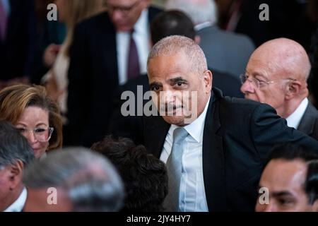 Washington, DC, USA. 7. September 2022. Eric Holder, ehemaliger Generalanwalt der Vereinigten Staaten, nach einer Zeremonie mit dem ehemaligen US-Präsidenten Barack Obama und der ehemaligen First Lady Michelle Obama zur Enthüllung ihrer offiziellen Porträts des Weißen Hauses in Washington, DC, USA, am Mittwoch, dem 7. September, 2022. Die Porträts von Barack Obama und Michelle Obama, die von der White House Historical Association erworben und in Auftrag gegeben wurden, wurden von Robert McCurdy bzw. Sharon Sprung gemalt. Quelle: Al Drago/Pool via CNP/dpa/Alamy Live News Stockfoto