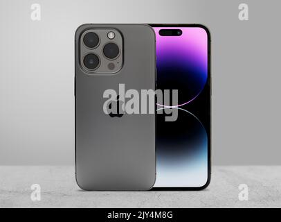 Antalya, Türkei - 08. September 2022: Neu veröffentlichtem iphone 14 Pro Mockup Set mit Vorder- und Rückwinkel Stockfoto