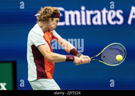 New York, USA. 07. September 2022. Andrey Rublev kehrt beim Viertelfinale der US Open Championships gegen Frances Tiafoe aus den USA im USTA Billie Jean King National Tennis Center in New York zurück. 7. September 2022. Tiafoe gewann in geraden Sätzen und zog zum ersten Mal in seiner Karriere ins Halbfinale. Es ist auch das erste Mal seit 2006, dass ein amerikanischer Tennisspieler das Halbfinale bei den US Open erreichte, wie Andy Roddick es tat. (Foto von Lev Radin/Sipa USA) Quelle: SIPA USA/Alamy Live News Stockfoto