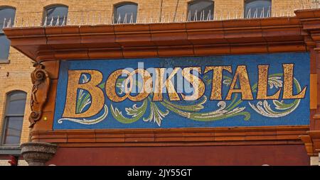 Victoria Station Manchester, Restaurant Mosaik Schriftzug, Buchladen mit Mosaik Dekoration, Buchstand Stockfoto