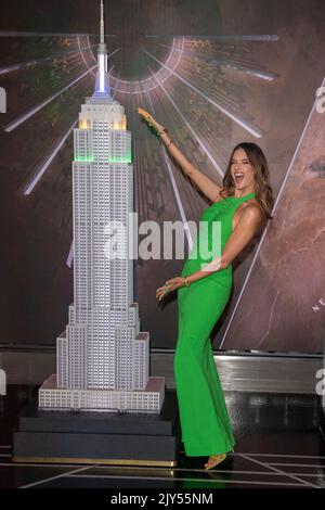 New York, Usa. 07. September 2022. NEW YORK, NEW YORK - 07. SEPTEMBER: Alessandra Ambrosio nimmt am Empire State Building an einer Beleuchtungszeremonie zu Ehren des brasilianischen Unabhängigkeitstages 200. am 07. September 2022 in New York City Teil. Kredit: Ron Adar/Alamy Live Nachrichten Stockfoto