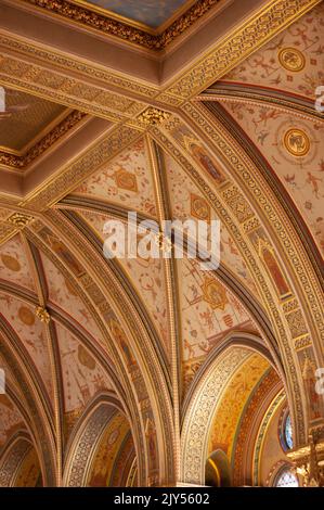 Sehen Sie das Parlamentsgebäude in Budapest, Ungarn, Eine UNESCO-Stätte, wo Touristen das goldene Innere von Zimmern, Sälen, Statuen und Decken sehen dürfen. Stockfoto
