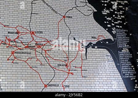 Alte Streckenkarte in Fliesen, Victoria Railway Station, Manchester, England, Großbritannien, m3 1WY Uhr - West Yorkshire, Bradford, Halifax, Huddersfield, Wakefield, Sheffield, Stockfoto